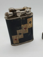 Ancien Briquet De Marque Luxuor . Estampille Avec Tête De Mercure  Ministère Des Finances. Décor Jeu De Cartes.  AS. - Autres & Non Classés