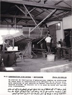 ALGERIE / PROPAGANDE 1959.1961 / MAGNIFIQUE PHOTO 18X24 / MOSTAGANEM / CONSTRUCTION D UN BATEAU - Mostaganem