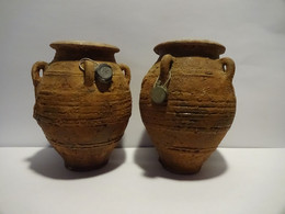 LOT DE 2 ANCIENNES ( MINI ) AMPHORES EN TERRE A 4 ANSES AYANT CHACUNE UN PLOMB. ( Voir Descriptif ) - Archaeology