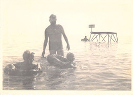 CPA - PHOTOGRAPHIE - 12.5*8.5 Cm - Pêre Et Ses Enfants Jouent Dans La Mer - Bouée - Photographie