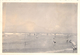 CPA - PHOTOGRAPHIE - 12.5*8.5 Cm - Enfants Jouent Dans La Mer - Photographie