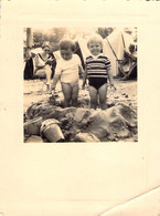 CPA - PHOTOGRAPHIE - 10.5*8 Cm - Enfants Jouent Sur Le Sable - Mêre Qui Bouquine Au Second Plan - Photographie