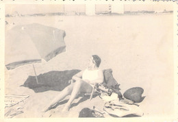 CPA - PHOTOGRAPHIE - 12.5*8.5 Cm - Femme Prend Un Bain De Soleil - Photographie