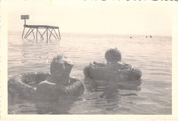 CPA - PHOTOGRAPHIE - 12.5*8.5 Cm - Groupe D'enfants Jouent Dans Des Bouées Dans La Mer - Photographie