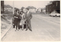 CPA - PHOTOGRAPHIE - 12*8.5 Cm - Deux Femmes Et Un Jeune Homme En Costume - Voitures - Photographie