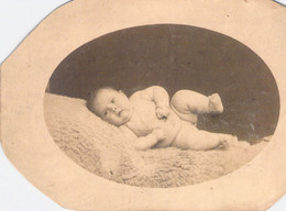 CPA - PHOTOGRAPHIE - 14*9 Cm - Petite Fille - Bébé - Allongée Sur Un Lit - Photographie