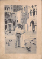 CPA - PHOTOGRAPHIE - 10.5*15 Cm - Couple Sur Une Place - Architecture - Pigeon - Photographs