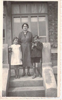 CPA - PHOTOGRAPHIE - 11*7 Cm - Mêre De Famille Et Ses Deux Enfants - Photographs