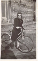 CPA - PHOTOGRAPHIE - 11*7 Cm - Jeune Femme Souriante Sur Son Vélo - Photographs