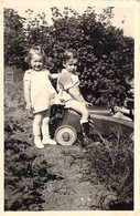 CPA - PHOTOGRAPHIE - 8.5*5.5 Cm - Trois Enfants Jouent Avec Une Voiture Jouet - Photographs