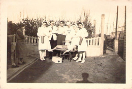 CPA - PHOTOGRAPHIE - 8.5*5.5 Cm - Groupe D'infirmières Et Médecins - Photographs