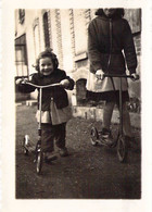 CPA - PHOTOGRAPHIE - 8.5*5.5 Cm - Petite Fille Souriante Sur Une Trotinette - Photographie