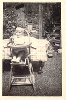 CPA - PHOTOGRAPHIE - 8.5*5.5 Cm - Petit Garçon Dans Sa Chaise Haute à Esquinoy 18 06 1950 - Photographs