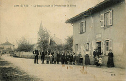 Etrez * La Revue Avant Le Départ Pour Le Front * La Mairie * Rue Du Village * Villageois - Andere & Zonder Classificatie