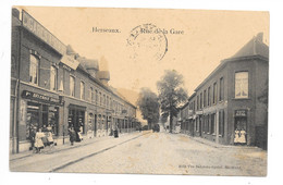 CPA Belgique, Herseaux Rue De La Gare, Commerces, Voyagée 1910, Beau Timbre Beau Tampon Très Belle Carte - Mouscron - Moeskroen