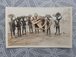 BENIN DAHOMEY PHOTO  SAFARI  LA CHASSE HOMMES TRANSPORTANT LA VIANDE  TROPHE PHOTO DEBUT 1900 - Benin