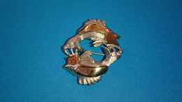 BROCHE SIGNE ASTROLOGIQUE POISSON PLAQUE OR MARQUE FREDERIC M - Brooches