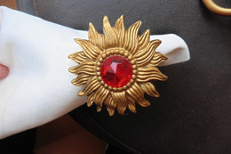 Rond De Serviette De Table Créateur Designer Doré Fleur Tournesol Soleil Cabochon En Strass Rouge - Other & Unclassified