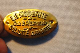 583/Petite Plaque Métall.ovale (5,2 X 3 Cm) "LE  MODERNE" VERVIERS - Placas En Aluminio (desde 1961)