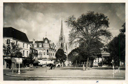 Chatellerault * Le Boulevard Blossac Et L'église St Jean Baptiste * Grands Magasins Tissus - Chatellerault