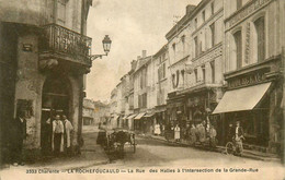 La Rochefoucauld * La Rue Des Halles à L'intersection De La Grande Rue * Commerce FOURGEAUD * Larochefoucauld - Autres & Non Classés