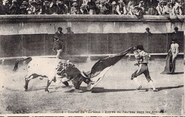 CPA - CORRIDA - 2 - Course De Taureaux - Entrée Du Taureau Dans Les Arênes - Stierkampf