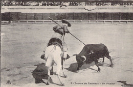 CPA - CORRIDA - 7 - Course De Taureaux - Un Picador - Cheval Blanc - Corridas