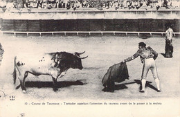 CPA - CORRIDA - 10 - Course De Taureaux - Toréador Appelant L'attention Du Taureau Avant De Le Passer à La Muleta - Corridas