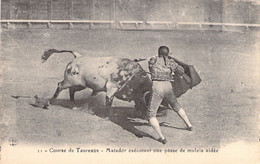 CPA - CORRIDA - 11 - Course De Taureaux - Toréador Exécutant Une Passe De Muleta Aidée - Corridas