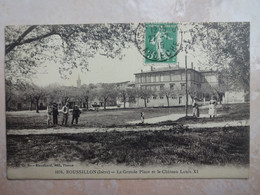 CPA 38 ROUSSILLON La Grande Place Et Le Château Louis XI - Roussillon