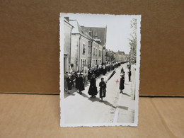 VEIGNE (37) Photographie Procession Rue De L'église Belle Animation 1936 - Andere & Zonder Classificatie