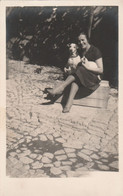 15369.  Fotografia Cartolina Vintage Donna Con Cane E Gatto - 14x8,5 - Personas Anónimos