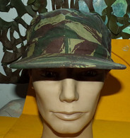 CASQUETTE  EN TISSU DE TYPE MILITAIRE COULEUR CAMOUFLEE, TAILLE 7 OU 56 ,  VENDU DANS L' ETAT VOIR PHOTOS . POUR TOUT RE - Casques & Coiffures