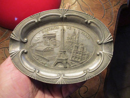 Ancien Cendrier Souvenir De Paris A La Tour Eiffel Alliage D'étain Par Polyor ..1900 - Ashtrays