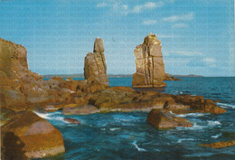 CARTOLINA  CARLOFORTE,CARBONIA,SARDEGNA,LE COLONNE,MARE,SOLE,ESTATE,VACANZA,SPIAGGIA,BARCHE A VELA,NON VIAGGIATA - Carbonia