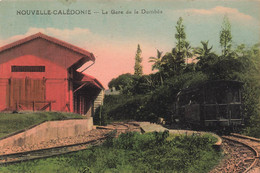 CPA NOUVELLE CALEDONIE - La Gare De La Dumbéa - Collection Barrau - Colorisé - Chemin De Fer - Train - Nuova Caledonia