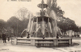 TROYES, LA FONTAINE ARGENCE, PERSONNAGES  REF 4851 VEZ - Troyes