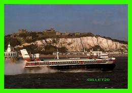 BATEAU, SHIP, AÉROGLISSEURS - HOVERCRAFT PASSING DOVER CASTLE -  DOV - FINCOM PHOTOGRAPHY - - Aéroglisseurs