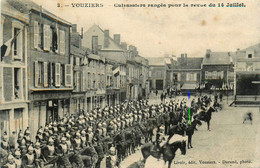 Vouziers * Place De La Commune * Les Cuirassiers Rangés Pour La Revue Du 14 Juillet * Militaria - Vouziers