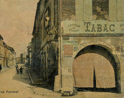 Beaumont De Lomagne * Débit De Tabac Tabacs TABAC , Rue Fermat * Commerce Magasin Pharmacie * Cpa Toilée Colorisée - Beaumont De Lomagne