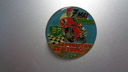 REF M2  : Médaille Broche Insigne Souvenir Concentration Grand Prix De France Charade 1972 BP Essence - Motos