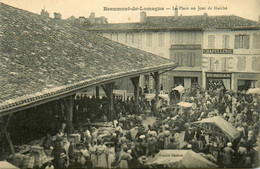 Beaumont De Lomagne * La Place Un Jour De Marché * Chapellerie BOUAS * Halle - Beaumont De Lomagne