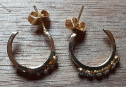 PAIRE DE BOUCLES D'OREILLE DOREES AVEC 6 PIERRES COLLEES 1.5GR - Earrings