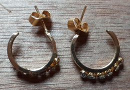 PAIRE DE BOUCLES D'OREILLE DOREES AVEC 6 PIERRES COLLEES 1.5GR - Orecchini