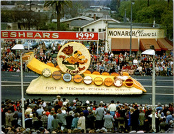 California Pasadena Tournament Of Roses Parade 1957 Iowa University Float - Autres & Non Classés