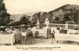 Sanatorium De Courmettes , Par Tourettes Sur Loup * Cure Soleil Sur Terrasses * Lits Roulettes Femme Seins Nus Curiosa - Andere & Zonder Classificatie