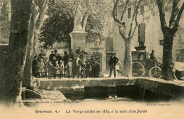 Graveson * 1905 * Place Et La Vierge * Attelage Diligence Calèche * Villageois - Autres & Non Classés