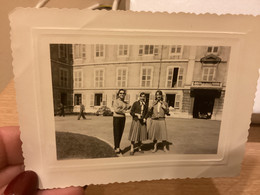 Photo Noir Et Blanc 1940 Trois Femmes Dans Une Cour Derrière Elle Homme En Train De Marcher Militaire Voiture Volkswagen - Automobili