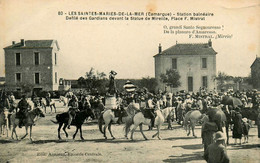 Les Saintes Maries De La Mer * Défilé Des Gardians Devant Statue Mireille , Place F. Mistral * Taureaux Manade Corrida - Saintes Maries De La Mer