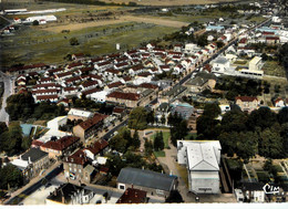 Jarny * Vue Aérienne Sur La Rue Gambetta Et La Piscine - Jarny